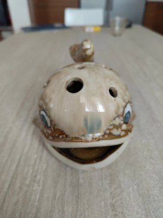 Portalumino in ceramica a forma di balena