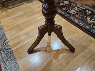 Mesita esquinera de madera clásica