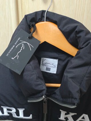 Chaqueta Karl Kani Beige y Negra
