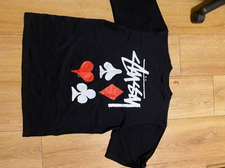 Camiseta Stussy Negra con Naipes