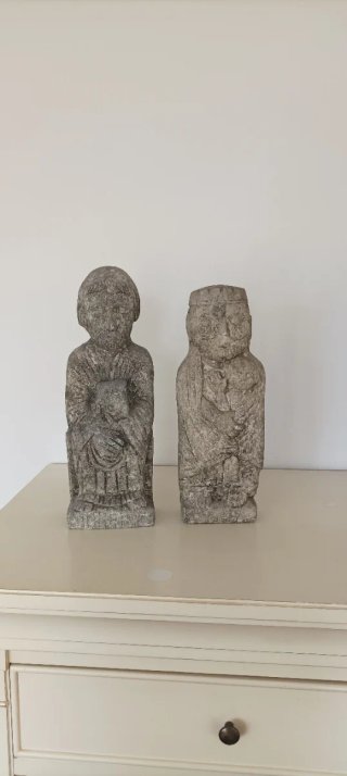 Esculturas de piedra grises
