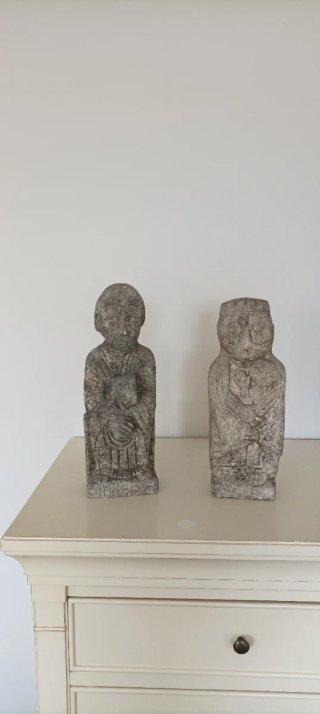 Esculturas de piedra grises