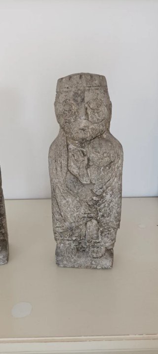 Esculturas de piedra grises