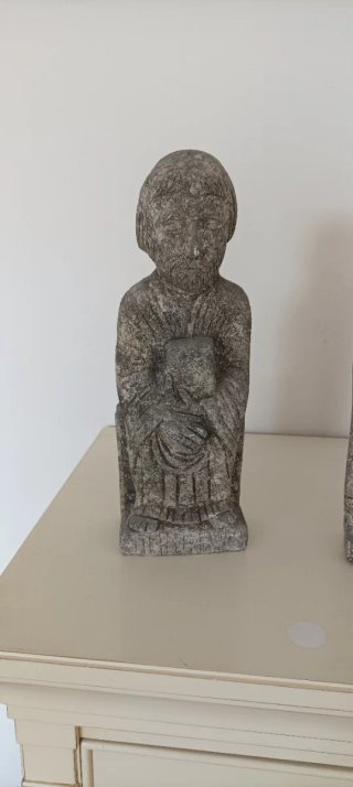 Esculturas de piedra grises