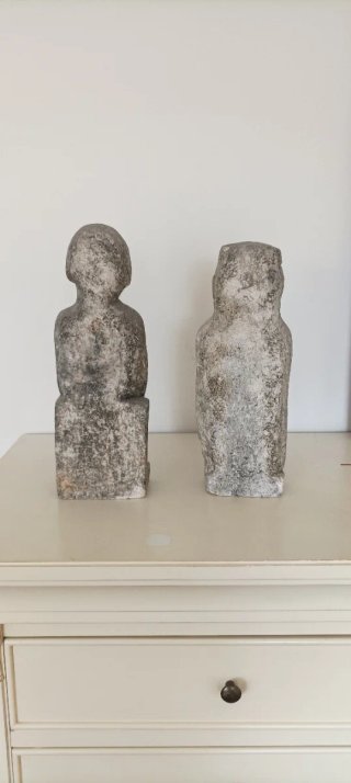 Esculturas de piedra grises