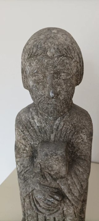 Esculturas de piedra grises