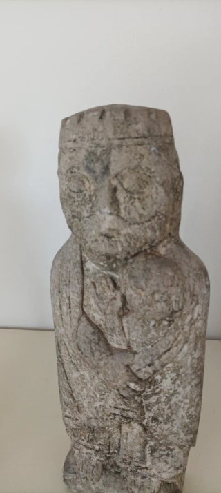 Esculturas de piedra grises