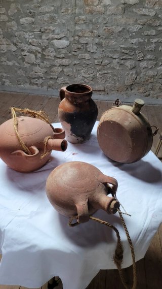 Cántaro de barro, jarra y cantimplora