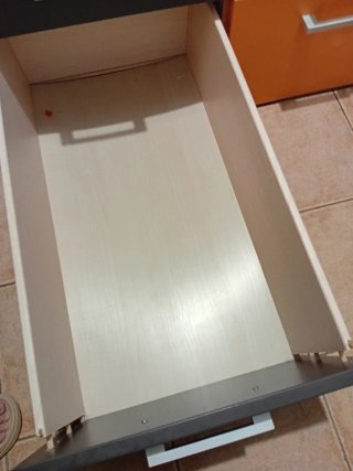 Cama con cajones de madera.