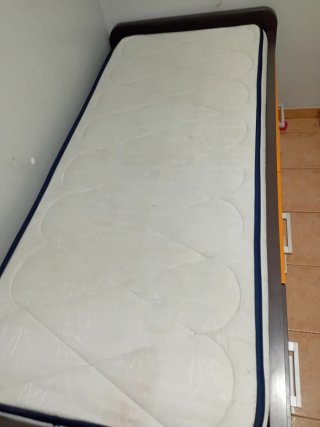 Cama con cajones de madera.