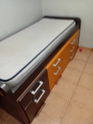 Cama con cajones de madera.