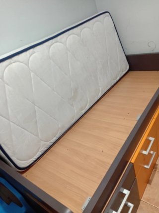 Cama con cajones de madera.
