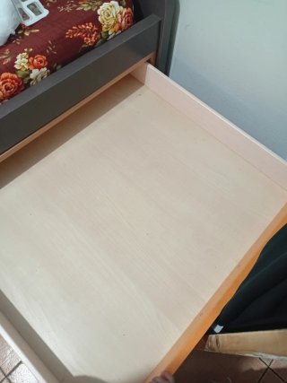 Cama con cajones de madera.