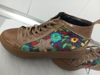 Botines marrones con flores bordadas