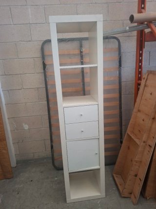 Estantería estrecha blanca