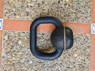 Pesas discos kettlebells barras y de banco press
