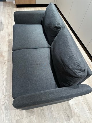 Sofá pequeño gris de tela