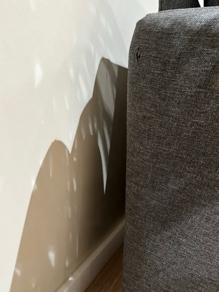 Sofá pequeño gris de tela