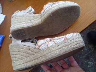 Alpargatas cuña Priska 37 beige y oro