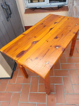 Mesa de madera rústica con dos cajónes.