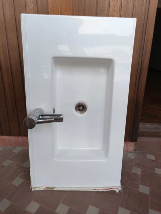 Lavabo de cerámica con grifo