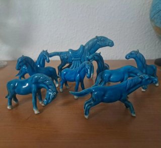 Caballos de porcelana azules