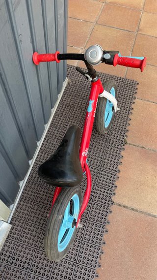 Bicicleta de equilibrio Btwin roja