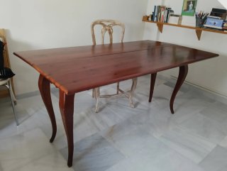 Mesa de comedor de madera