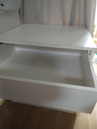 Cómoda pequeña blanca