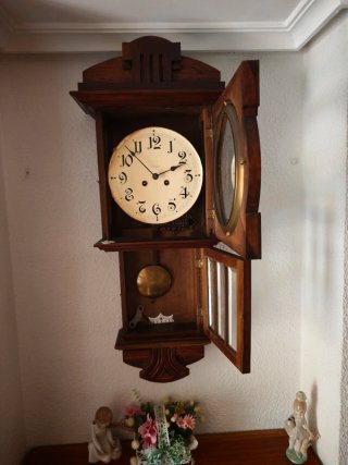 Reloj de pared antiguo de péndulo