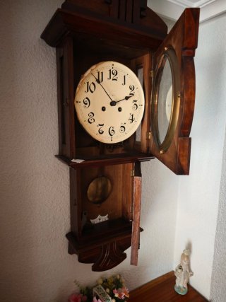 Reloj de pared antiguo de péndulo