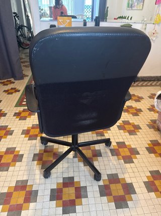 Silla de oficina negra ergonómica