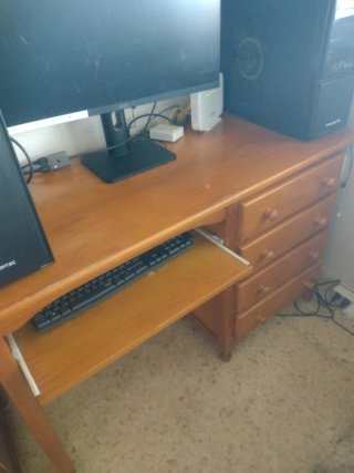 Escritorio de madera con cajones