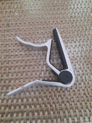 Cejilla para guitarra plateada