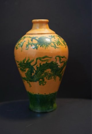 Jarrón de porcelana amarilla china del siglo XX