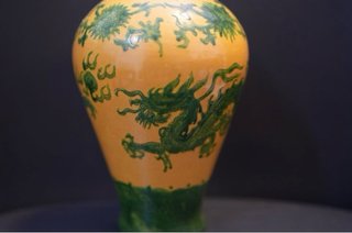 Jarrón de porcelana amarilla china del siglo XX