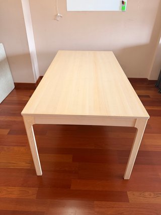 Mesa de comedor de madera