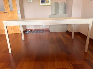 Mesa de comedor de madera