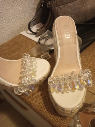 Sandalias doradas y blancas con pedrería