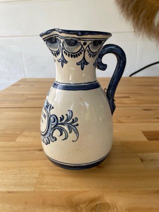 Jarra de cerámica antigua con diseño azul