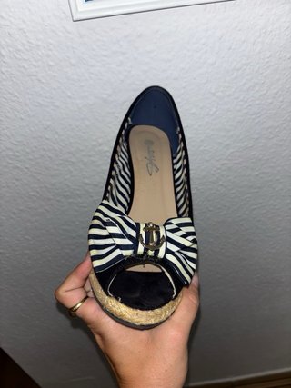 Sandalias cuña negras con lazo