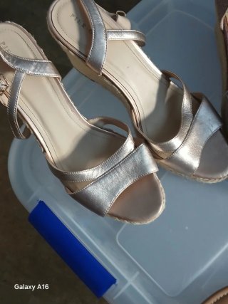 Sandalias cuña doradas Pier One