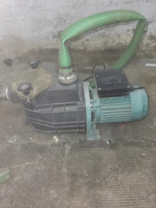 Bomba de agua con manguera verde
