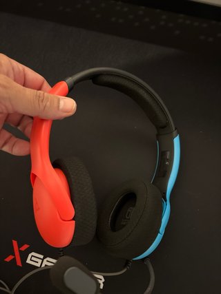 Auriculares Nintendo Switch Rojos y Azules.