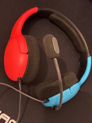 Auriculares Nintendo Switch Rojos y Azules.