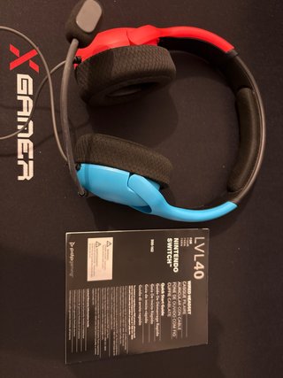 Auriculares Nintendo Switch Rojos y Azules.