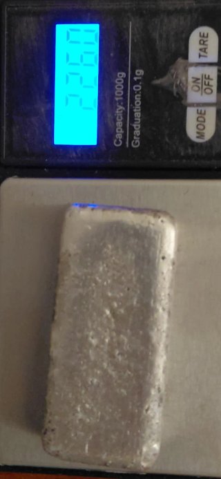 Pisapapeles de plata refinada.