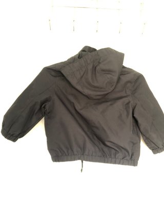 Chaqueta infantil negra con capucha marka H&M