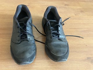 Zapatillas ASICS Piel Negras Talla 44 ½