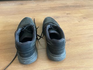 Zapatillas ASICS Piel Negras Talla 44 ½